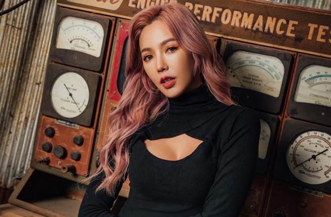 拐拐以艷丽的高顏值及D级美胸身材走红。（图／IG@sabrina888888_）