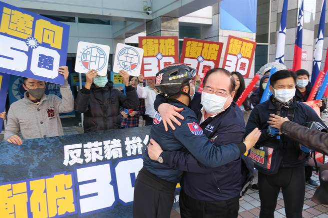 为了拚反莱猪、还我公投双公投连署，国民党革实院长罗智强与国际部副主任何志勇花了2周「纵骑台湾」，今天上午背着搜集到的连署书，骑完最后一哩路到党中央递交成果。（赵婉淳摄）