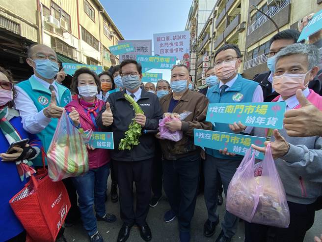 桃园市长郑文灿30日特别前往加油打气，自掏腰包买了蔬果、咸水鸡等在地美食，满载而归。(蔡依珍摄)