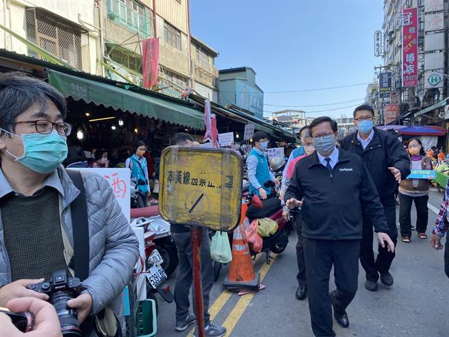 南门市场落实防疫规范，定期消毒、戴口罩、禁试吃。(蔡依珍摄)