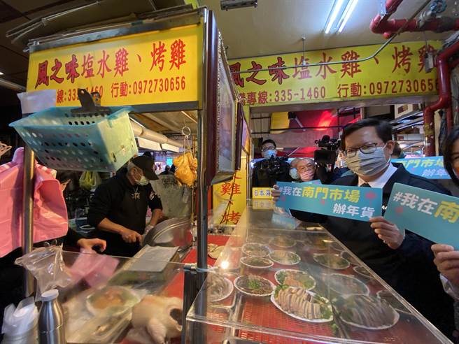 郑文灿买咸水鸡。(蔡依珍摄)