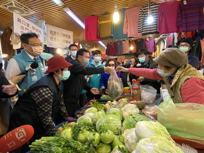 郑文灿买青菜。(蔡依珍摄)