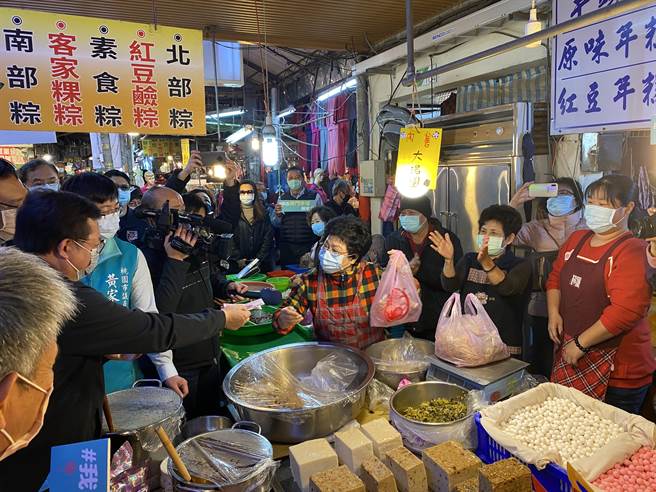 郑文灿买油饭。(蔡依珍摄)