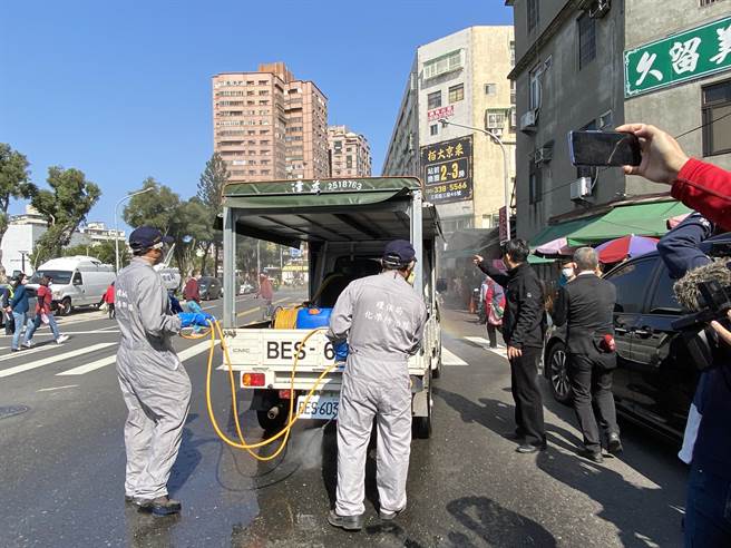 南门市场落实防疫规范，定期消毒、戴口罩、禁试吃。(蔡依珍摄)
