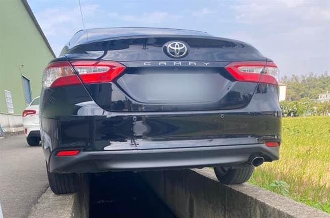 車主示範超狂水溝停車法，網驚呼，還真的不是用堆高機。（圖／翻攝自曾文學臉書）　