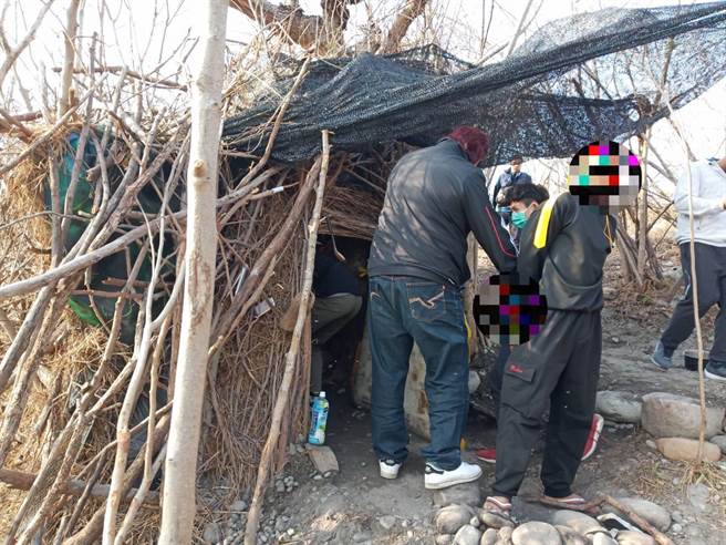 邹姓窃盗通缉犯为了躲避查缉，在台中大甲区大安溪畔搭草寮过着无水无电的生活，27日遭警方逮捕归案。（翻摄照片／巫静婷苗栗传真）