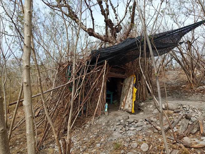 邹姓窃盗通缉犯为了躲避查缉，在台中大甲区大安溪畔搭草寮过着无水无电的生活，草寮与地景融入，一般人难以察觉。（翻摄照片／巫静婷苗栗传真）