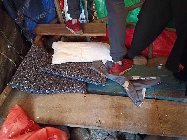 邹姓窃盗通缉犯为了躲避查缉，在台中大甲区大安溪畔搭草寮过着无水无电的生活，27日遭警方逮捕归案。（翻摄照片／巫静婷苗栗传真）