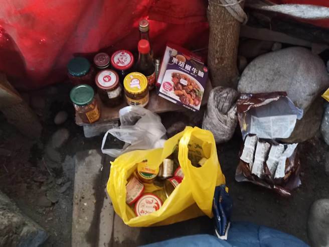 邹姓窃盗通缉犯为了躲避查缉，在台中大甲区大安溪畔搭草寮过着无水无电的生活，草寮内有多样民生物资。（翻摄照片／巫静婷苗栗传真）