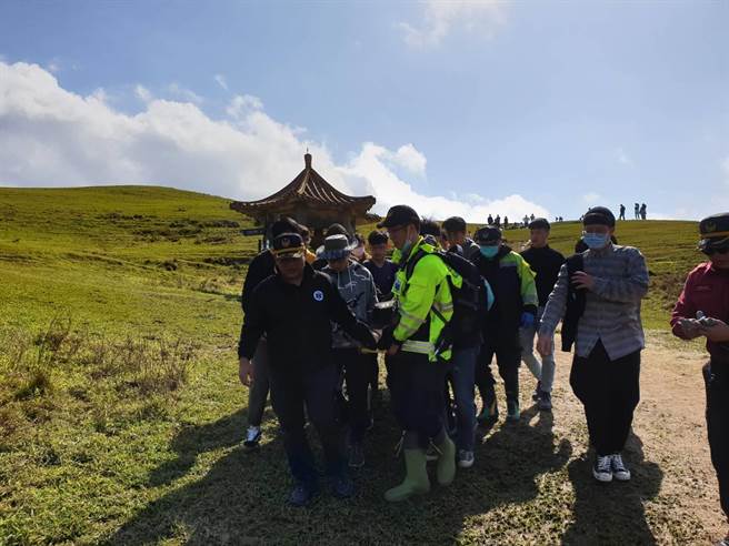警消出动11人将男子抬下山，送往贡寮保健站急救，目前仍在急救中。（翻摄）