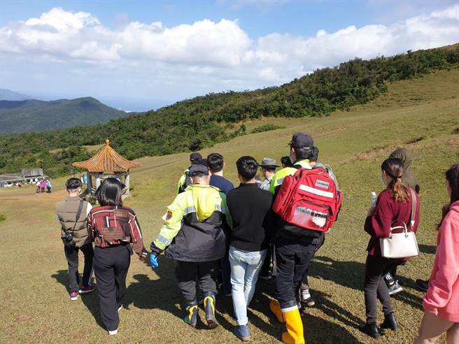 警消出动11人将男子抬下山，送往贡寮保健站急救，目前仍在急救中。（翻摄）
