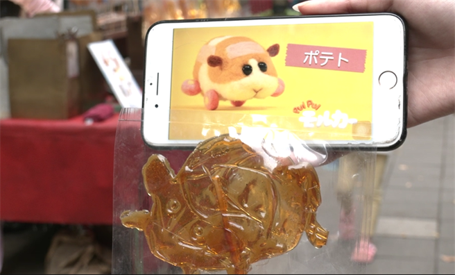 师傅用糖画超人气卡通天竺鼠车车。(摄影/邱子轩)