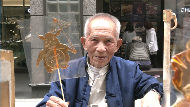 造型可爱的龙猫成为晶莹剔透的画糖。(摄影/邱子轩)