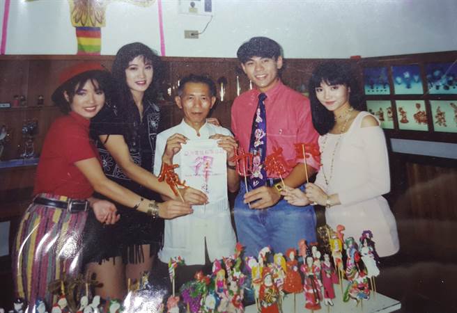 吴富雄过去曾跟着民俗团到处表演画糖。(图片/吴富雄提供)