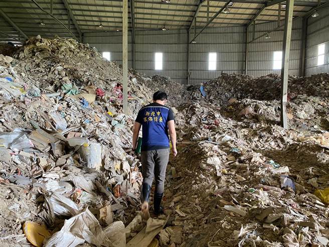 厂房内堆满超过2层楼高的废弃物，环保局事后依法开罚。（环保局提供／李俊淇新北传真）