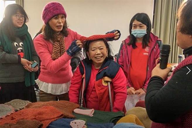 彭秀珠（中）参加毛线编织班，指导老师等示范成品如何变换使用。（余真华提供／罗浚滨新竹传真）