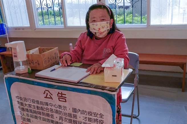 彭秀珠有爱无碍，在伊甸基金会当志工。（余真华提供／罗浚滨新竹传真）