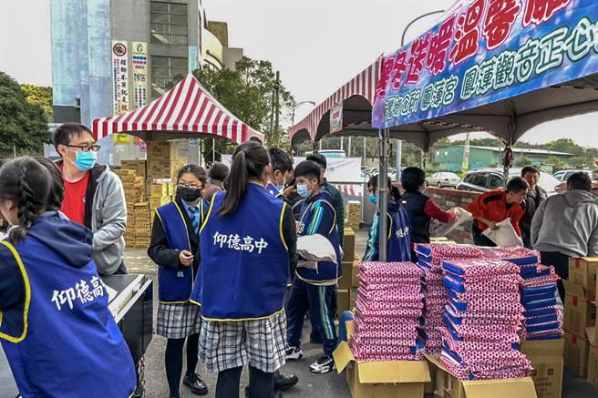 国际狮子会300G1区举办新丰乡寒冬送暖爱心公益活动，仰德高中出动学生发送爱心物资，参与社会服务。（仰德高中提供／罗浚滨新竹传真）