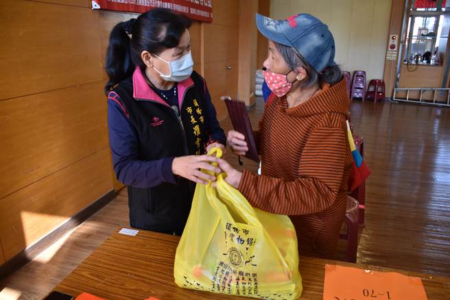 头份市长罗雪珠亲自发送物资给弱势老人。（谢明俊摄）