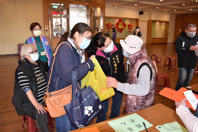 头份市长罗雪珠亲自发送物资给弱势老人。（谢明俊摄）
