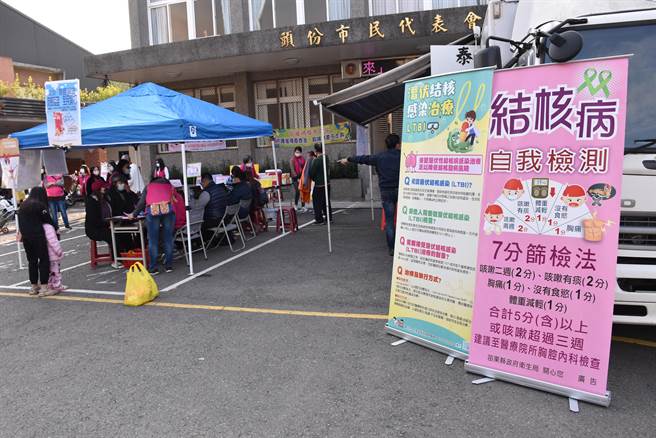 头份市卫生所也在场替市民免费施打流感疫苗，并提供各种检查。（谢明俊摄）