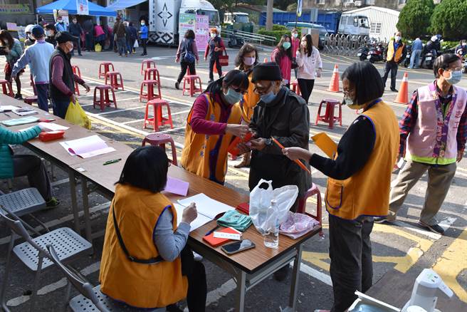 头份市公所30日上午在艺术馆及市公所停车场举行寒冬送暖活动。（谢明俊摄）