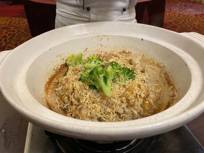 福容饭店主厨示范利用家中吃不完的米饭及佛跳墙，料理升级为台式炖饭。（罗亦晽摄）