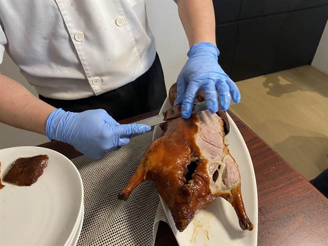 糖朝餐饮公司选用玉里樱桃鸭推出的「宫廷鸭」，并推出除夕年菜外带外送服务。（罗亦晽摄）