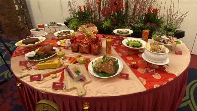 理想大地渡假饭店今年找来香港师傅李明耀，结合在地食材研发外带年菜，推出一条只要380元「金糕」及「银糕」。（罗亦晽摄）