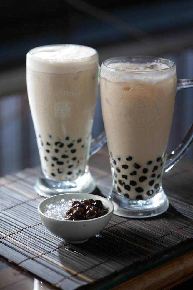 营养师高敏敏日前调查台湾15家知名珍奶热量，其中翰林茶馆热量最低。（读者提供／李宜杰台南传真）