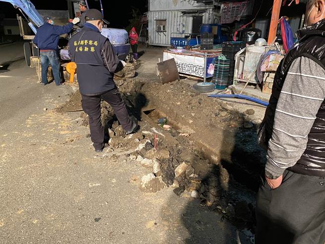 苗栗縣大湖鄉66歲張姓婦人，27日疑似為了清水路，鑽入狹窄的加蓋溝渠內不慎溺斃，警方開挖發現遺體。（翻攝照片／巫靜婷苗栗傳真）