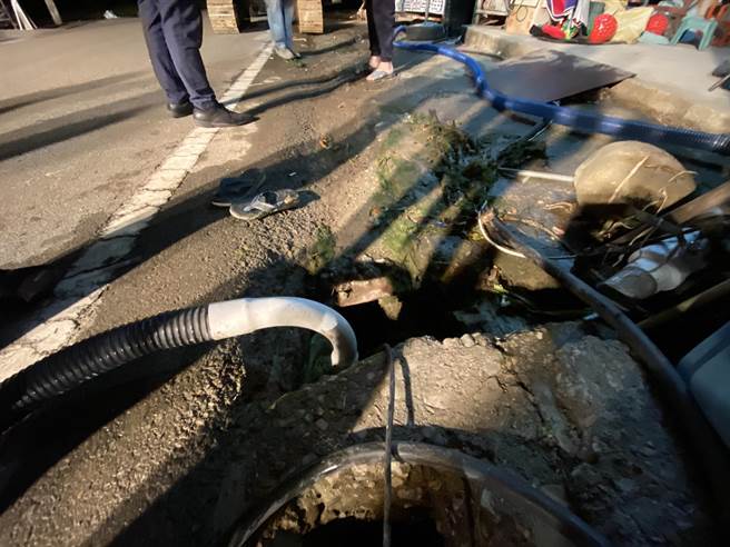 苗栗縣大湖鄉66歲張姓婦人，27日疑似為了清水路，鑽入狹窄的加蓋溝渠內不慎溺斃，警方開挖發現遺體。（翻攝照片／巫靜婷苗栗傳真）