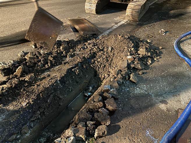 苗栗縣大湖鄉66歲張姓婦人，27日疑似為了清水路，鑽入狹窄的加蓋溝渠內不慎溺斃，警方開挖發現遺體。（翻攝照片／巫靜婷苗栗傳真）