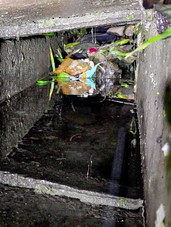 苗栗縣大湖鄉66歲張姓婦人，27日疑似為了清水路，鑽入狹窄的加蓋溝渠內不慎溺斃，警方開挖溝渠發現裡頭嚴重堵塞。（翻攝照片／巫靜婷苗栗傳真）