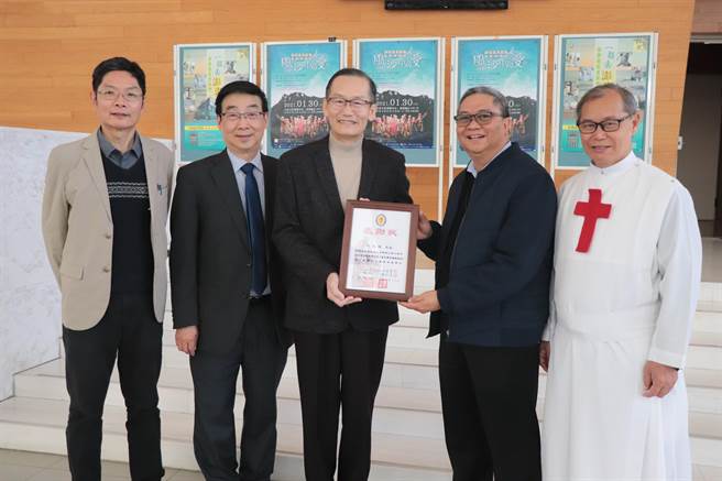 義大醫院院長杜元坤（中）出席支持「風沙中的愛-澎湖惠民醫院重建公益音樂會」，更在音樂會現場捐款200萬元。院方頒發感謝狀。（惠民醫院提供／柯宗緯高雄傳真）