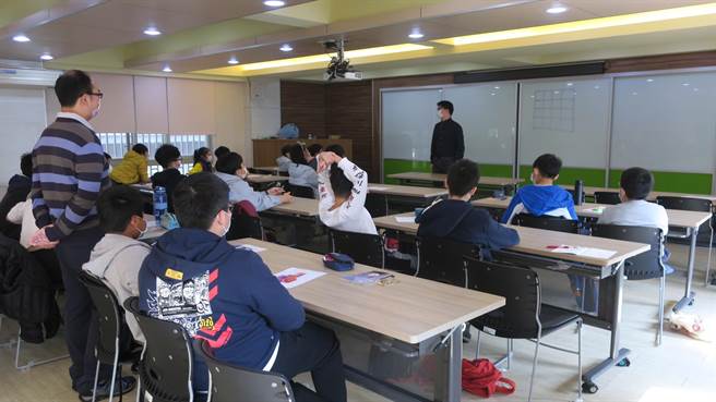 彰师大创新育成中心这周末举办为期两天的魔术营，数学名师庄惟栋将有趣魔术结合数学理论，带领参加的青少年们一起玩数学，激发逻辑思考。（谢琼云摄）