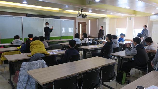 彰师大创新育成中心这周末举办为期两天的魔术营，数学名师庄惟栋将有趣魔术结合数学理论，带领参加的青少年们一起玩数学，激发逻辑思考。（谢琼云摄）