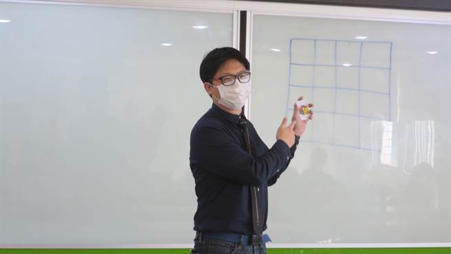 庄惟栋是知名魔术师刘谦的纸牌顾问，协助设计指导许多精彩的数学纸牌魔术，对推广数学和魔术都充满热情的他，已有20多年办营队的经验。（谢琼云摄）