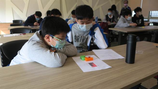 数学也可以很好玩！参加魔数营的同学，两两一组玩L棋对弈比脑力。（谢琼云摄）