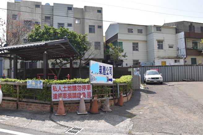 苗栗縣環保局加強宣導縣內氣體販賣業者申請販賣笑氣核可。（謝明俊攝）