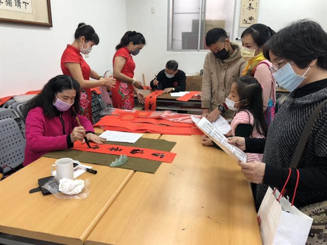 国民党台南市党部与台南市民眾服务社30日上午举办名家挥毫赠春联活动。（国民党台南市党部提供／李宜杰台南传真）