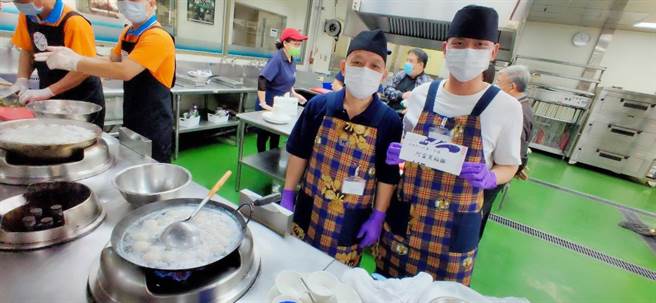 三民第一市场阿富黑轮于比赛现场烹煮美味可口的鱼丸。（高市经发局提供／柯宗纬高雄传真）