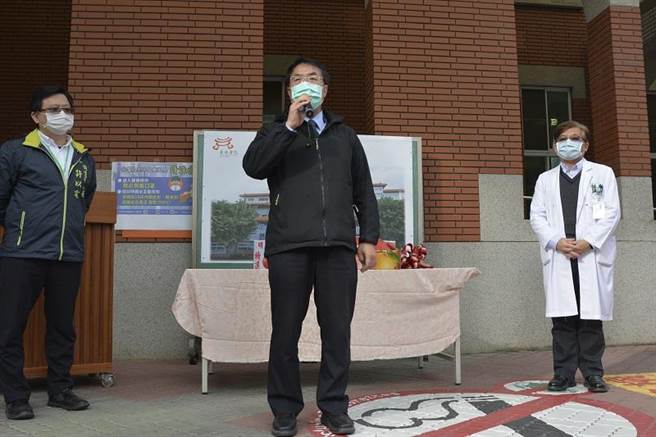台南市長黃偉哲（中）30日宣布，自2月1日起至2月28日止，台南3家精神護理之家和140家住宿型長照機構，禁止探病。（衛生局提供／李宜杰台南傳真）