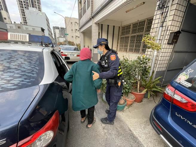 头份所女警李育庭协助护送温姓老妇回家。（头份警分局提供／谢明俊苗栗传真）