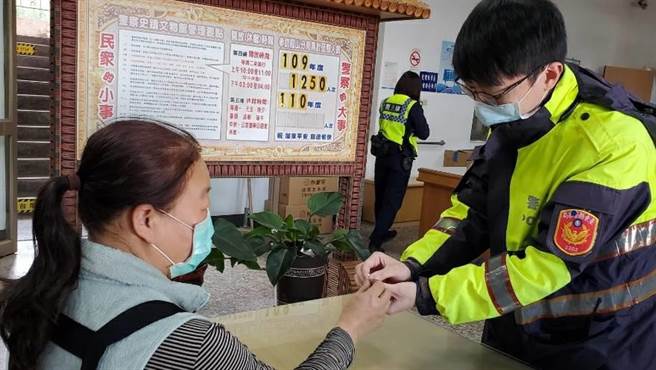 台北26岁王姓女子28日至台东关山游玩，未料如厕时将钻戒遗失，赶紧报警协寻，所幸打扫厕所的清洁阿姨（左）拾金不昧，发现戒指立即交付辖区派出所。王女戒指失而復得，频频向警方及清洁阿姨致谢。（台东警察局提供／蔡旻妤台东传真）