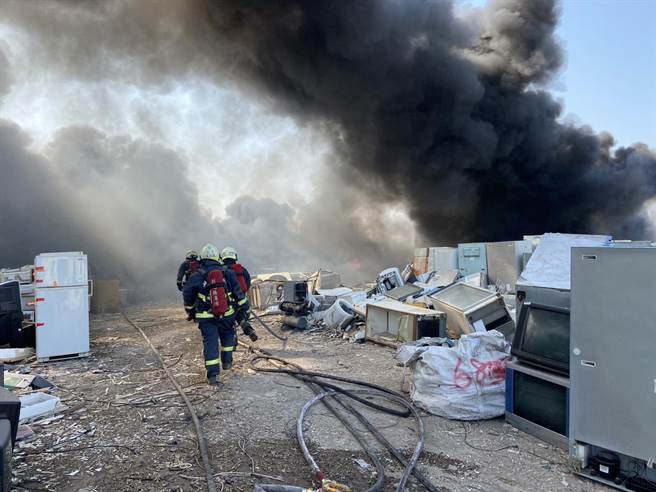 鹿港鎮一處電器回收場中午發生大火，戶外堆置的廢棄舊電器讓火勢迅速蔓延，驚人濃煙直竄天際。（彰化縣消防局提供／謝瓊雲彰化傳真）