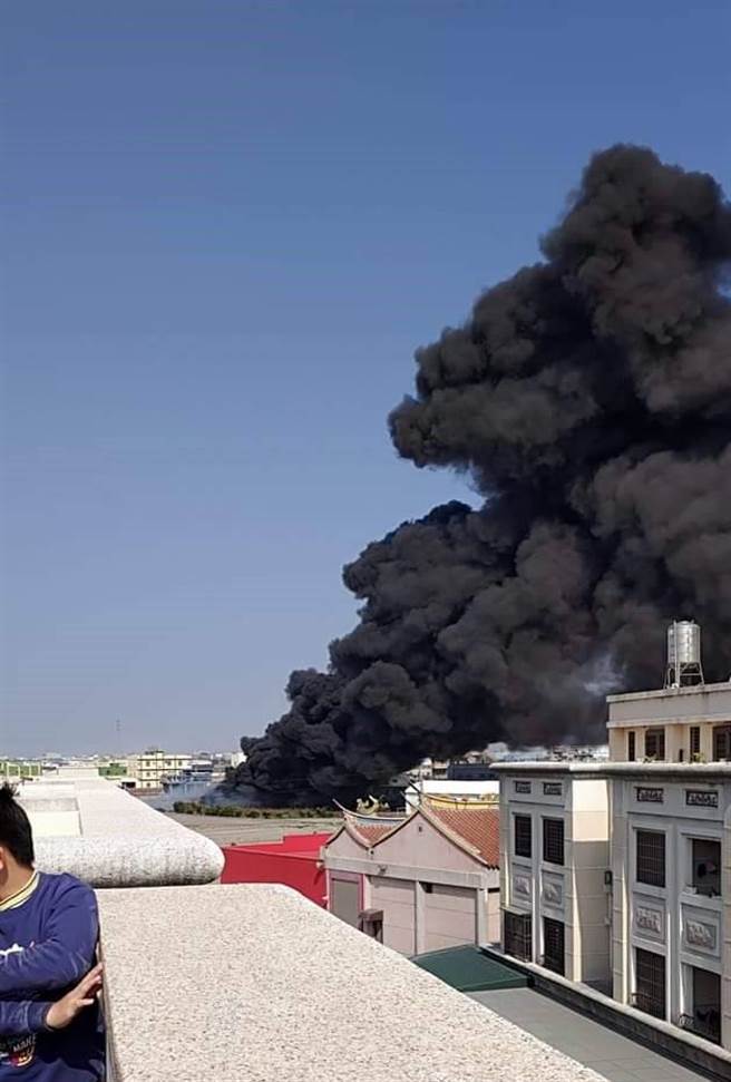 鹿港回收場火警，濃煙驚人，所幸無人受困受傷。（摘自彰化踢爆網／謝瓊雲彰化傳真）
