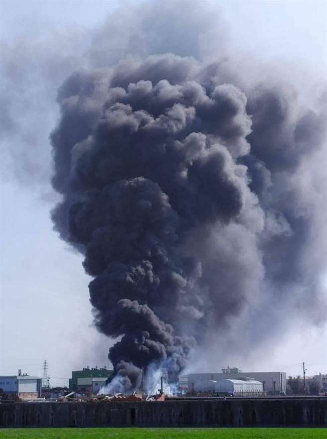 鹿港回收場火警，濃煙驚人，所幸無人受困受傷。（摘自彰化踢爆網／謝瓊雲彰化傳真）