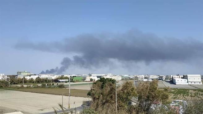 鹿港回收場火警，濃煙驚人，所幸無人受困受傷。（摘自彰化踢爆網／謝瓊雲彰化傳真）