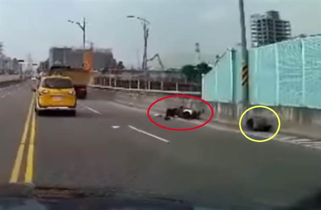 29日11時許，一名女大生（紅圈）騎車在台北市士林區文林橋上，疑似因撞上或要閃躲路邊1個紙箱（黃圈），倒地遭砂石車輾斃。（截自臉書社團《八卦村-行車紀錄器影片上傳中心》影片）
